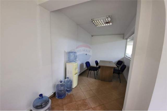 Tirane, jepet me qera ambjent biznesi Kati 1, 120 m² 600 Euro (Rr. Kavajes prane Globe)