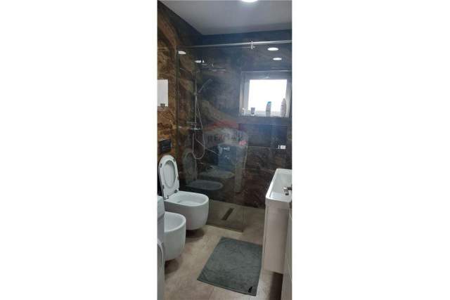 Tirane, jepet me qera apartament 1+1+A+BLK Kati 3, 75 m² 450 Euro (Rruga Barrikadave)