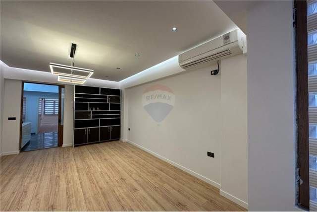 Tirane, jepet me qera zyre Kati 1, 96 m² 800 Euro (Myslym Shyri)