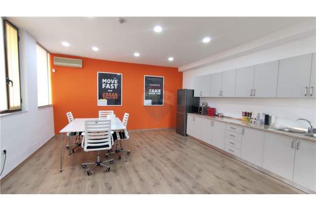 Tirane, jepet me qera ambjent biznesi Kati 8, 340 m² 3.200 Euro (Rr. Ismail Qemali)