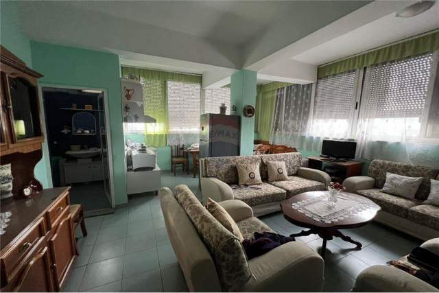 Tirane, jepet me qera garsonier 1+1 Kati 1, 50 m² 300 Euro (Pazari i Ri)