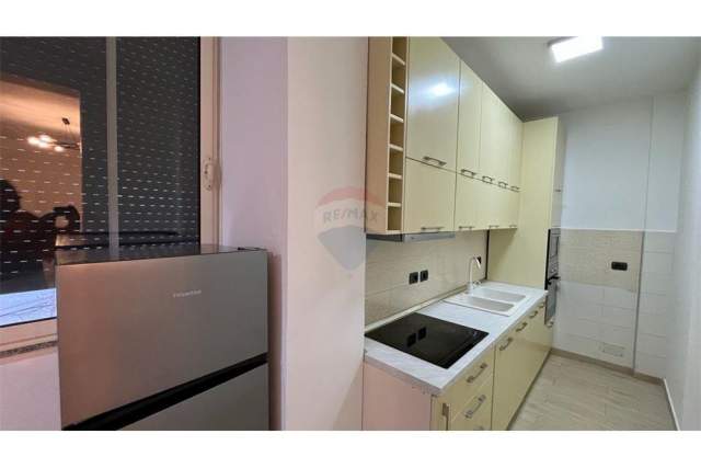 Tirane, jepet me qera apartament 1+1+A Kati 4, 75 m² 500 Euro (Mine Peza)