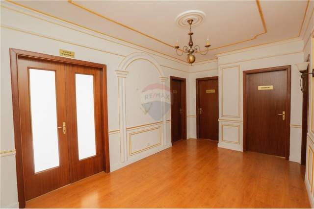 Tirane, jepet me qera ambjent biznesi Kati 3, 140 m² 1.500 Euro (Rr. Ismail Qemali)