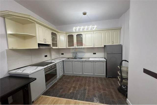 Tirane, jepet me qera zyre Kati 1, 96 m² 800 Euro (Myslym Shyri)