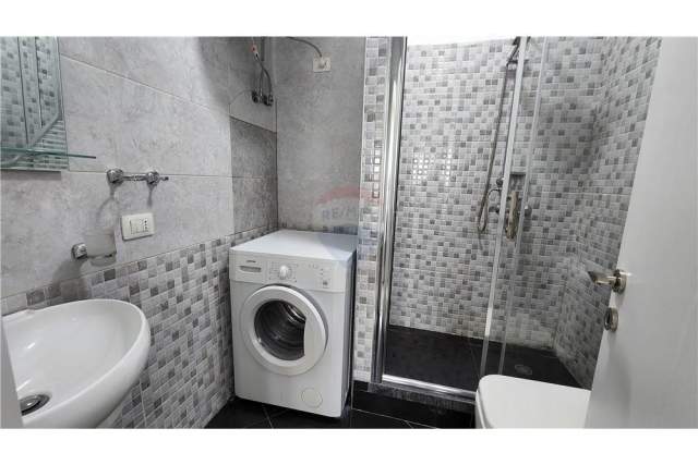 Tirane, jepet me qera apartament 2+1+A+BLK Kati 5, 90 m² 550 Euro (Rr. Petro Nini Luarasi)