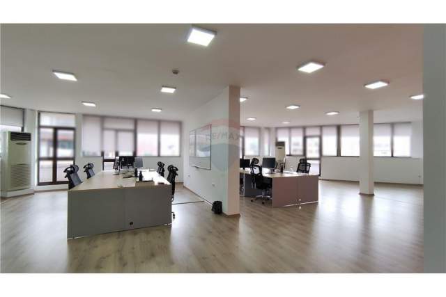 Tirane, jepet me qera ambjent biznesi Kati 8, 340 m² 3.200 Euro (Rr. Ismail Qemali)