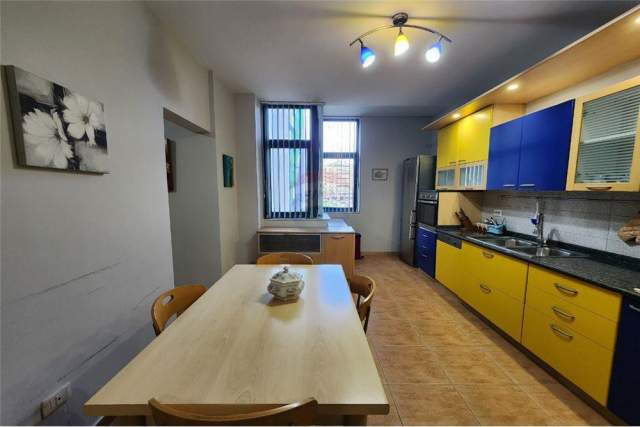 Tirane, jepet me qera apartament 3+1+A+BLK Kati 4, 150 m² 700 Euro (Ambasador 3)