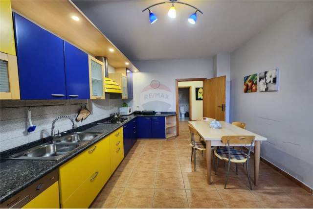 Tirane, jepet me qera apartament 3+1+A+BLK Kati 4, 150 m² 700 Euro (Ambasador 3)