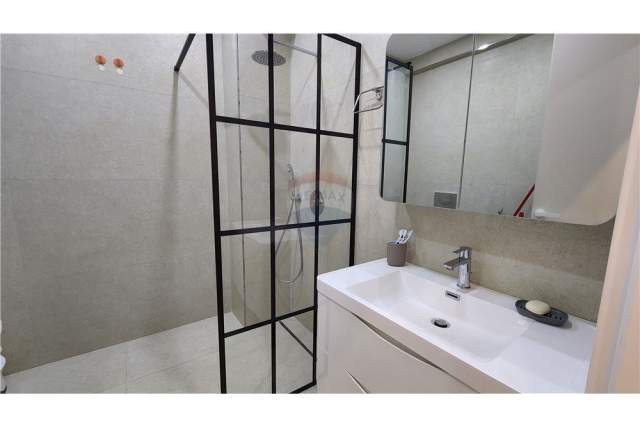 Tirane, jepet me qera apartament 2+1+A+BLK Kati 2, 140 m² 1.600 Euro (Rr. Faik Konica)