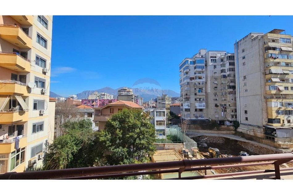 shitet , 121 m² (APARTAMENT NE SHITJE 3+1 NE QENDER)