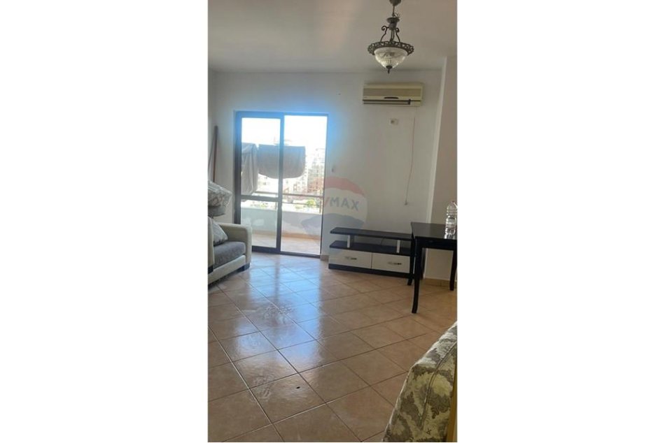 jepet me qera , 75 m² 600 € (Apartament 1+1 me qira tek rruga e Barrikadave)