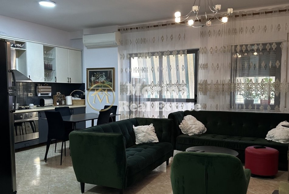 Tirane, jepet me qera apartament 2+1 Kati 4, 107 m² 650 € (Komuna Parisit)