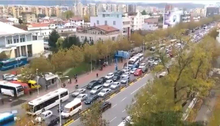Tirane, jepet me qera Vile 1+1 Kati 0, 60 m² 300 € (JEPET ME QERA HYRJE 1+1 E MOBILUAR NE SHTEPI PRIVATE NE LAPRAKE.)