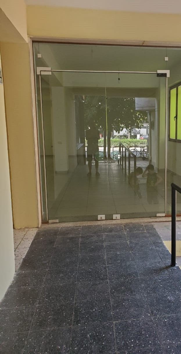Tirane, jepet me qera dyqan Kati 1, 97 m² 1.000 Euro (myslym shyri)