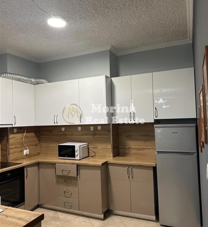 Tirane, jepet me qera apartament 3+1 Kati 3, 160 m² 1.200 € (Rruga Kosovarve)