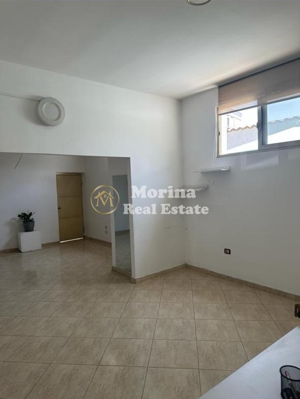 Tirane, jepet me qera zyre Kati 1, 50 m² 400 € (Laprake)