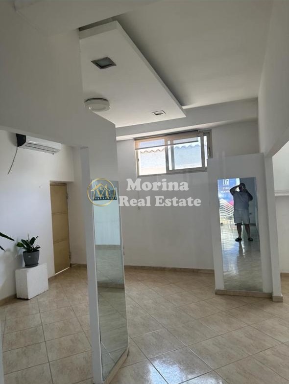 Tirane, jepet me qera zyre Kati 1, 50 m² 400 € (Laprake)