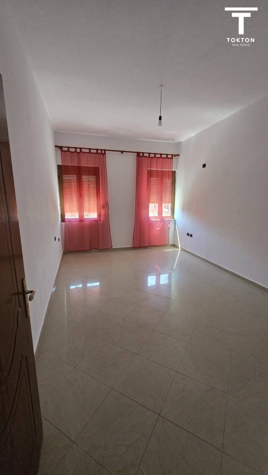 Tirane, jepet me qera apartament 1+1 Kati 4, 60 m² 250 € (Shkolla e Bashkuar) TT 1251