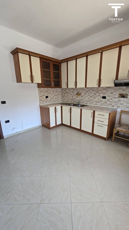 Tirane, jepet me qera apartament 1+1 Kati 4, 60 m² 250 € (Shkolla e Bashkuar) TT 1251