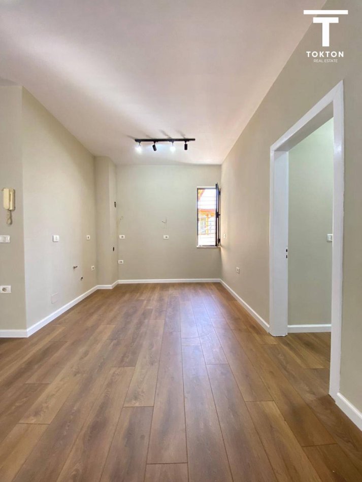 Tirane, shitet apartament 2+1 (Pazari i ri) TT 1244
