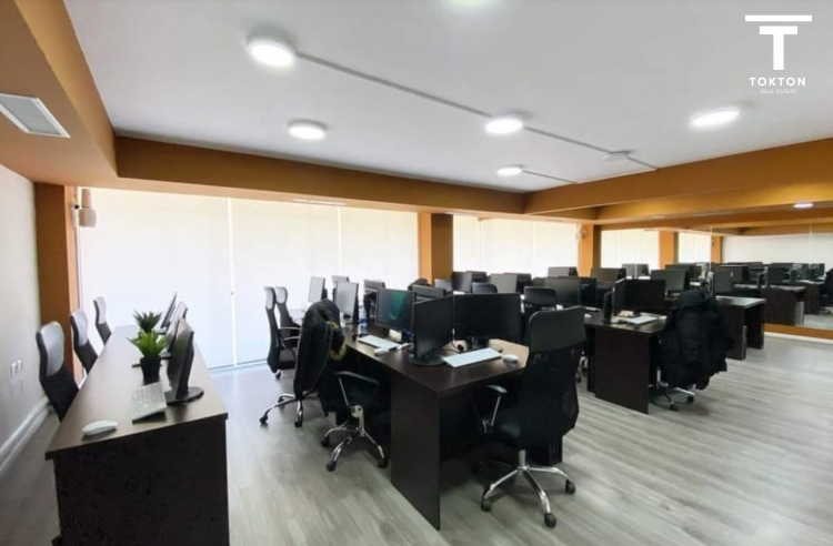 Tirane, jepet me qera ambjent biznesi Kati 1, 194 m² 3.500 € (Blloku) TT 1253