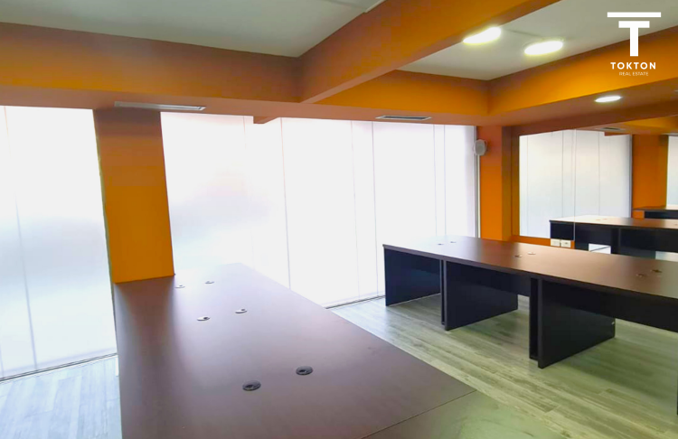 Tirane, jepet me qera ambjent biznesi Kati 1, 194 m² 3.500 € (Blloku) TT 1253