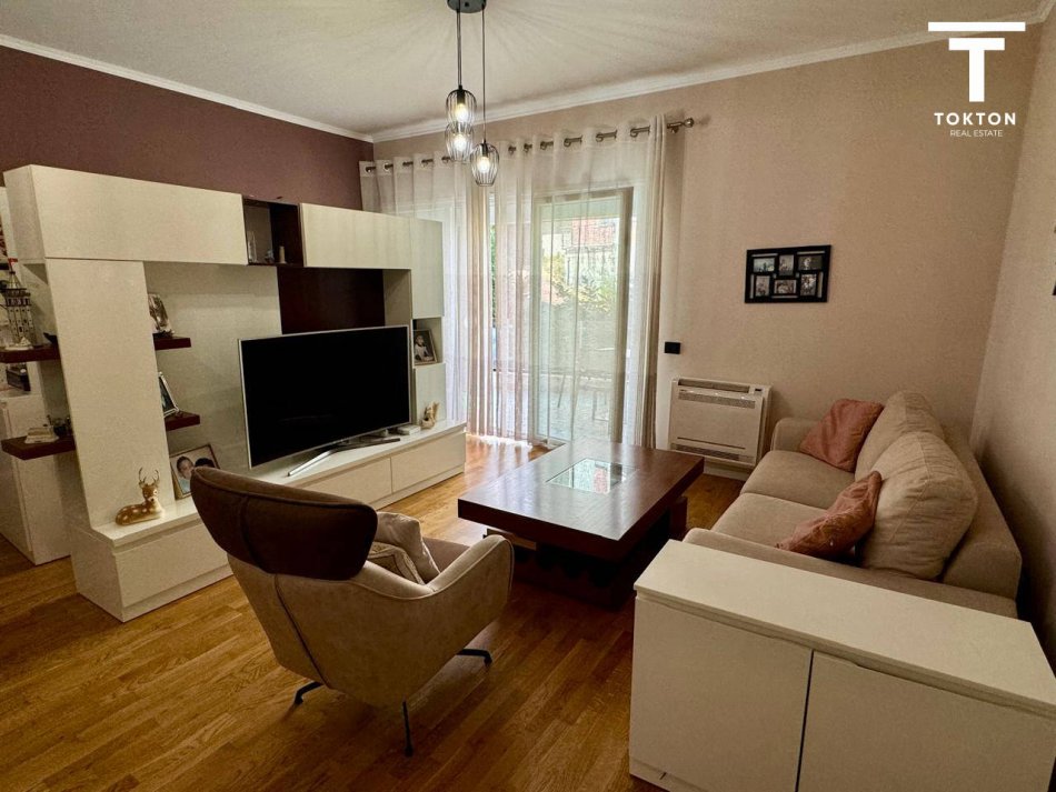 Tirane, shitet apartament 1+1 Kati 2, 70 m² 140.000 € (Kopshti Botanik) TT 1256