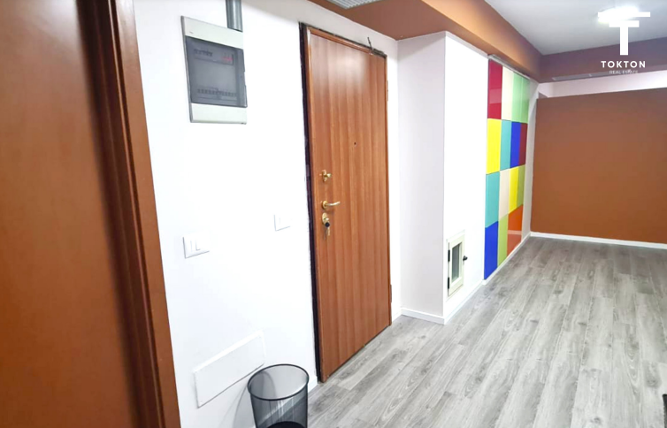 Tirane, jepet me qera ambjent biznesi Kati 1, 194 m² 3.500 € (Te Petronini)