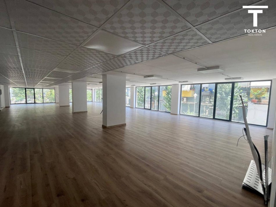 Tirane, shitet ambjent biznesi Kati 1, 550 m² (Pranë Shkollës së Bashkuar, Rruga e Dibrës, Tiranë) TT 1266