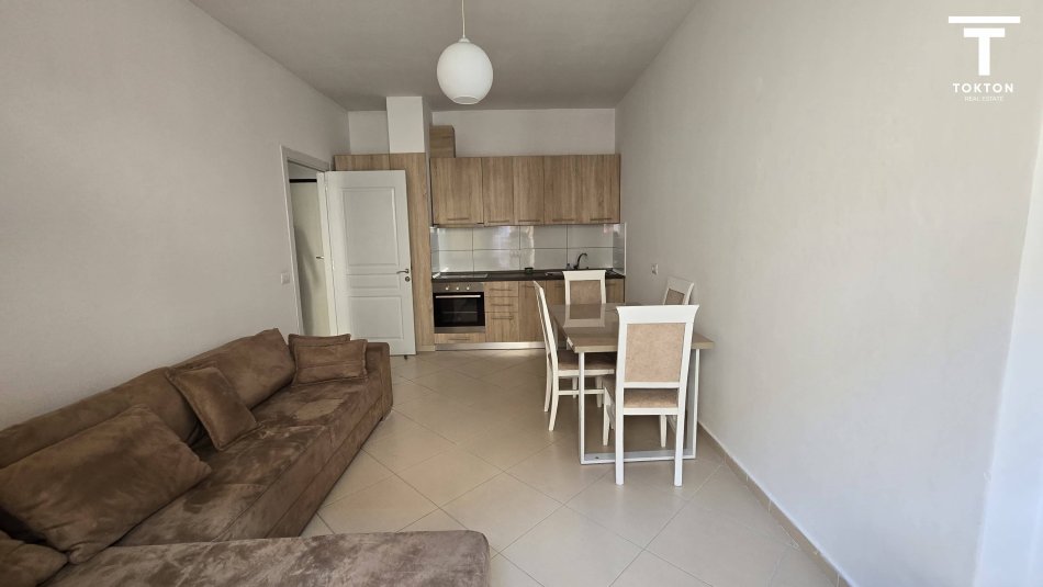 Tirane, jepet me qera apartament 1+1 Kati 1, 58 m² 350 € (Oxhak) TT 1067