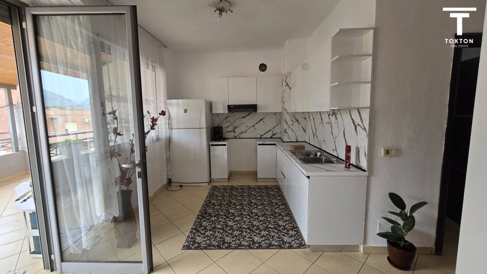 Tirane, jepet me qera apartament 2+1 Kati 5, 75 m² 400 € (Rruga e Dajtit) TT 1049