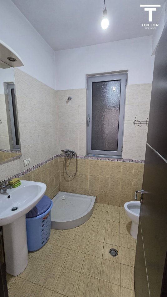 Tirane, jepet me qera apartament 2+1 Kati 5, 75 m² 400 € (Rruga e Dajtit) TT 1049