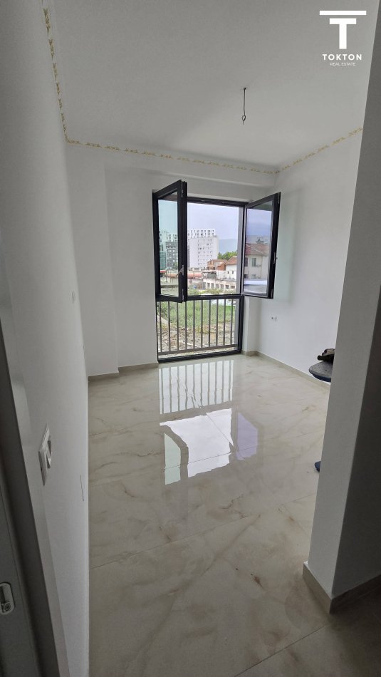 Tirane, jepet me qera apartament 2+1 Kati 1, 95 m² 800 € (5 Maji) TT 1050