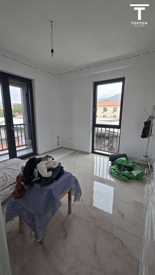 Tirane, jepet me qera apartament 2+1 Kati 1, 95 m² 800 € (5 Maji) TT 1050