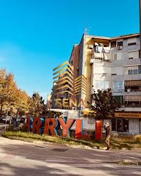 Tirane, jepet me qera ambjent biznesi Kati 0, 100 m² 850 € (Rruga Arkitekt Kasemi)