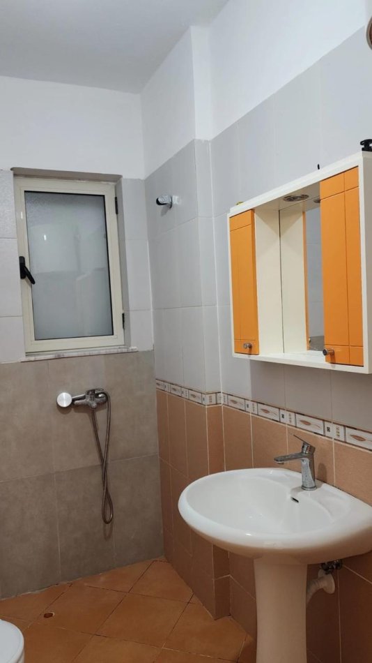 Durres, jepet me qera apartament 1+1+Ballkon Kati 1, 65 m² 250 € (Shkembi Kavajes, Durres)