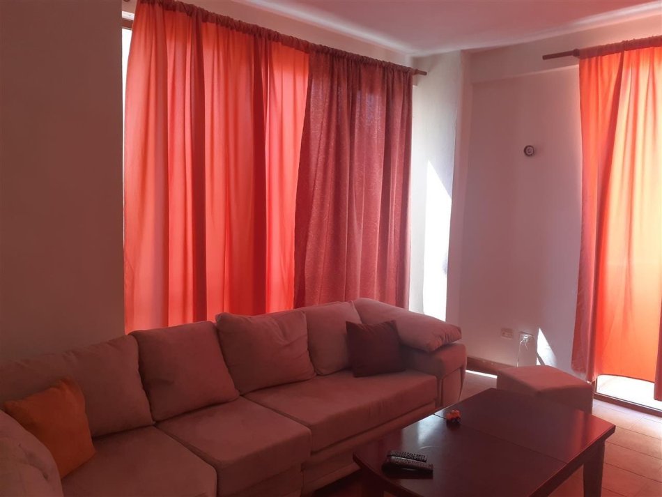 Durres, jepet me qera apartament 1+1 Kati 8, 80 m² 350 € (Pallati Sportit, Durres)
