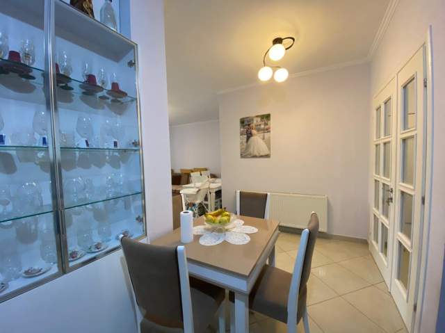 TIrane, shitet apartament 2+1+2 kati 3, 88.000 euro (Fresk)