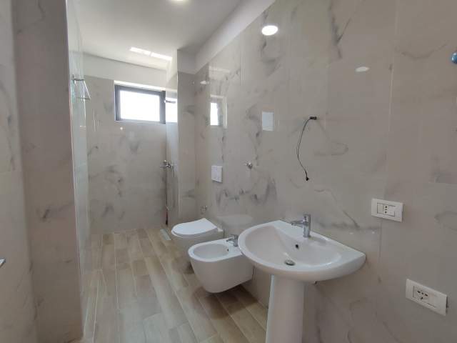 Tirane, jepet me qera apartament 2+1 Kati 9, 87 m² 350 Euro