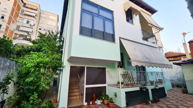 Tirane, jepet me qera Vile 3+1+BLK Kati 1, 110 m² 50.000 Leke (Hoxha Tasim)