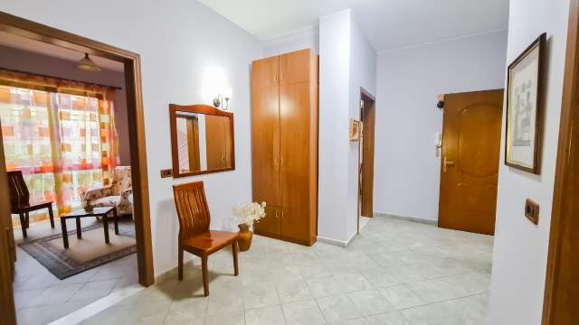 Tirane, jepet me qera Vile 3+1+BLK Kati 1, 110 m² 50.000 Leke (Hoxha Tasim)