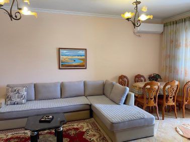 Tirane, jepet me qera apartament 2+1