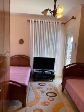 Tirane, jepet me qera apartament 2+1