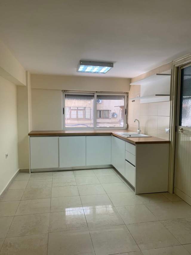 Tirane, jepet me qera ambjent biznesi Kati 0, 280 m² 2.900 Euro