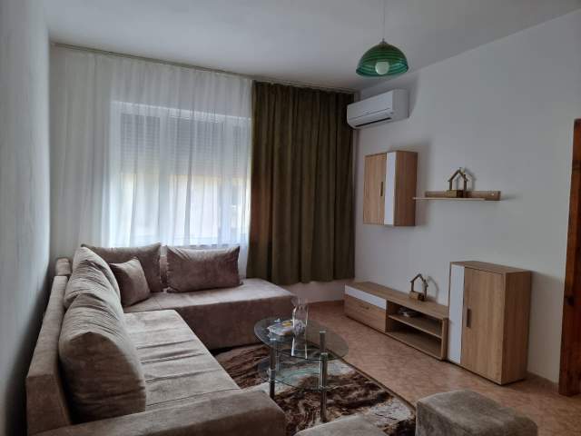 Tirane, jepet me qera apartament 3+1 700 Euro