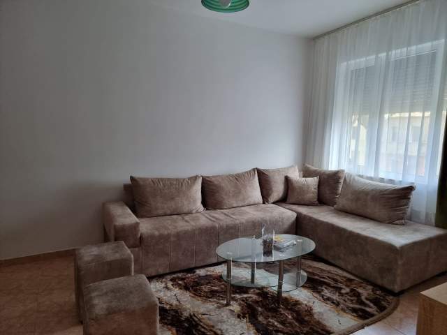 Tirane, jepet me qera apartament 3+1 700 Euro