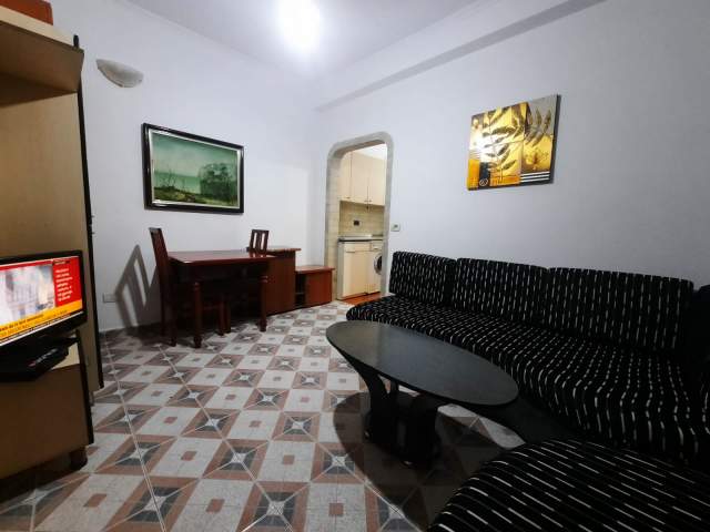 Tirane, jepet me qera apartament 1+1 Kati 1, 55 m² 330 Euro (Gjon Mili)