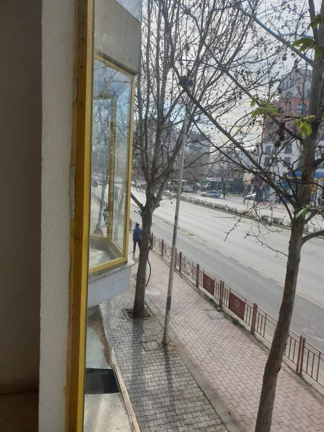 Tirane, jepet me qera ambjent biznesi Kati 1, 195 m² 1.000 Euro