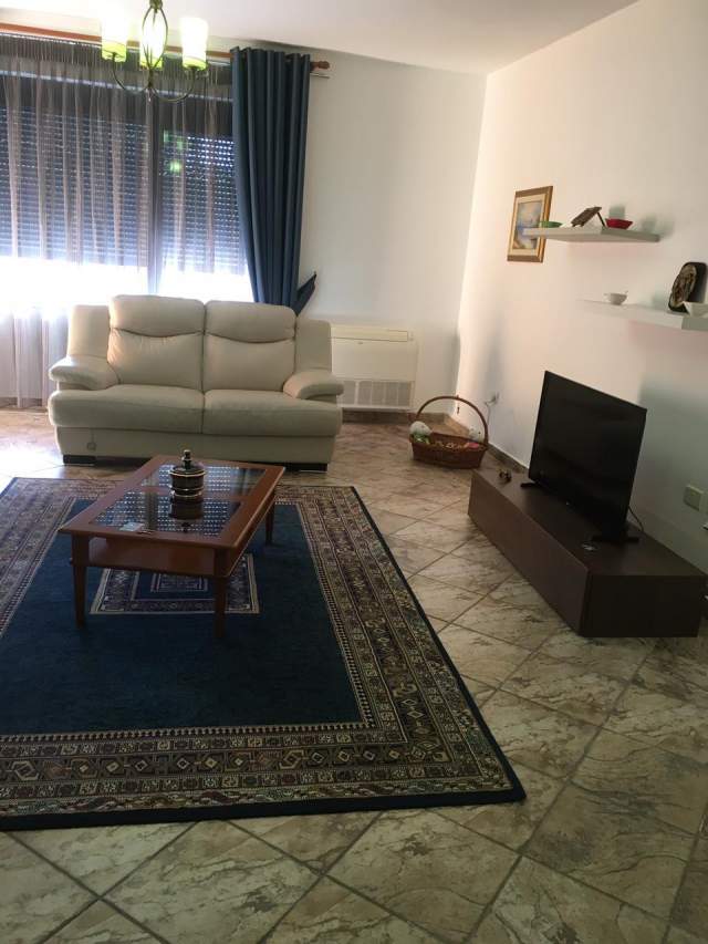 Apartament 3+1 me qira, Rr. “Barrikadave”, Qender, Tirane!!