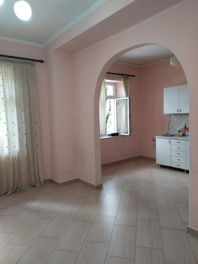Tirane, jepet me qera ambjent biznesi Kati 2, 100 m² 600 Euro (Blv gjergj fishta)